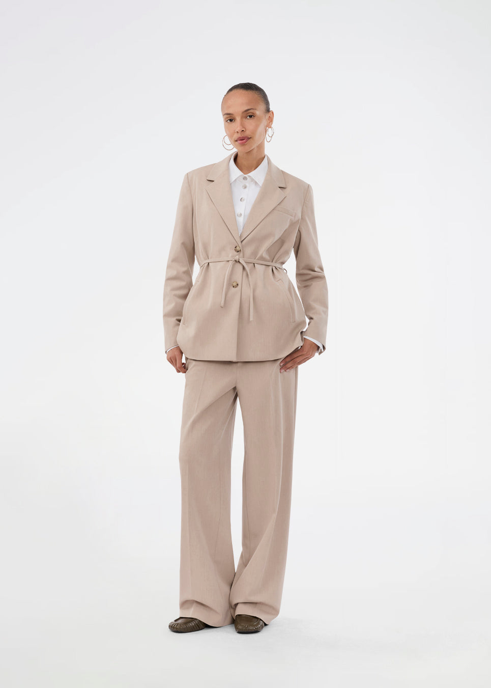 Comfortable suit trousers in beige with an elasticated waistband at the back. The UcheMD Pants feature a concealed zip fastening, pressed creases, and combine relaxed comfort with an elegant finish. Made from 63% recycled polyester. The model is 175 cm and wears a size S/36.

Style the pants with matching vest and blazer

Material:
4% Elastane
63% Recycled Polyester
33% Rayon

Lining:
100% Polyester
