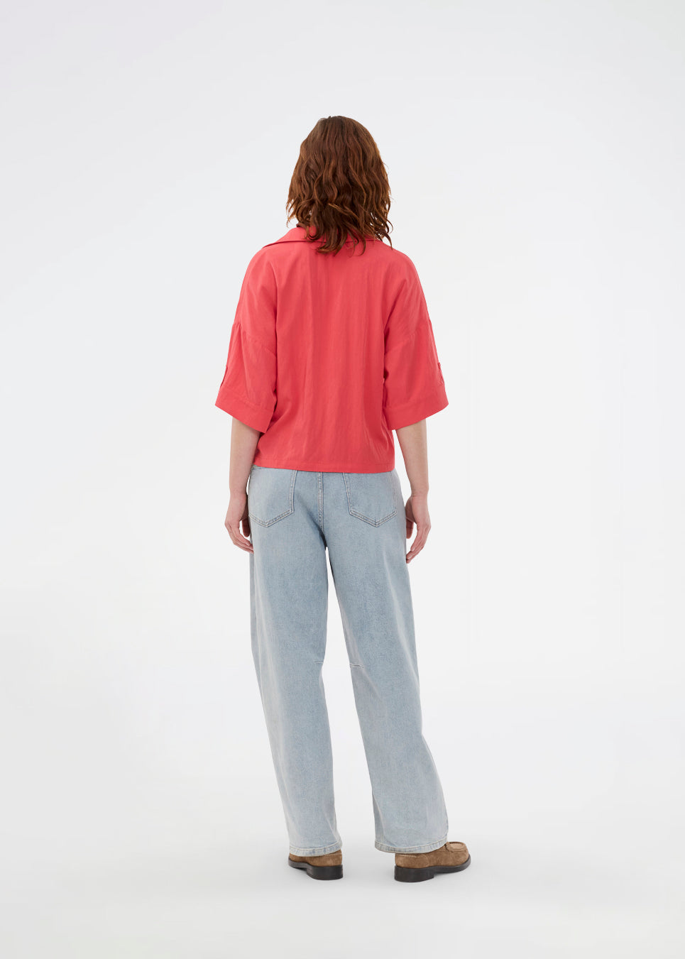 Minimalist shirt in red with wide 3/4 sleeves. The UddinMD Shirt features a loose and comfortable fit, a classic shirt collar, a feminine V-neckline, and button closure. The model is 175 cm and wears a size S/36.

Material:
27% Polyamide
73% Viscose