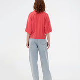 Minimalist shirt in red with wide 3/4 sleeves. The UddinMD Shirt features a loose and comfortable fit, a classic shirt collar, a feminine V-neckline, and button closure. The model is 175 cm and wears a size S/36.

Material:
27% Polyamide
73% Viscose