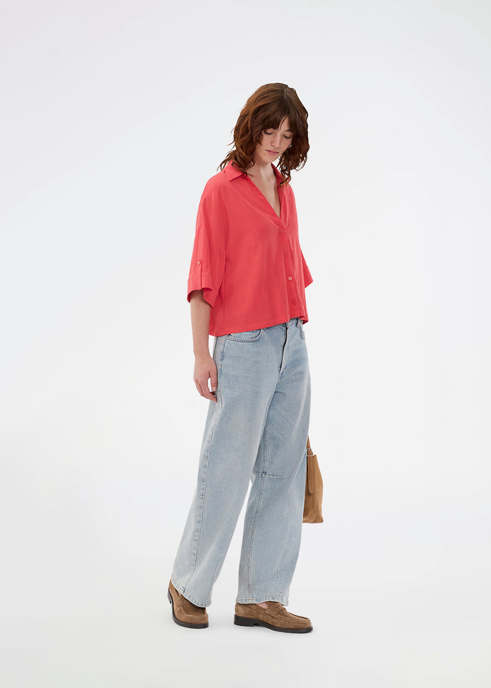 Minimalist shirt in red with wide 3/4 sleeves. The UddinMD Shirt features a loose and comfortable fit, a classic shirt collar, a feminine V-neckline, and button closure. The model is 175 cm and wears a size S/36.

Material:
27% Polyamide
73% Viscose