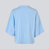 Minimalist shirt in light blue with wide 3/4 sleeves. The UddinMD Shirt features a loose and comfortable fit, a classic shirt collar, a feminine V-neckline, and button closure. Modellen er 175 cm og har en str. S/36 på.

Material:
27% Polyamide
73% Viscose