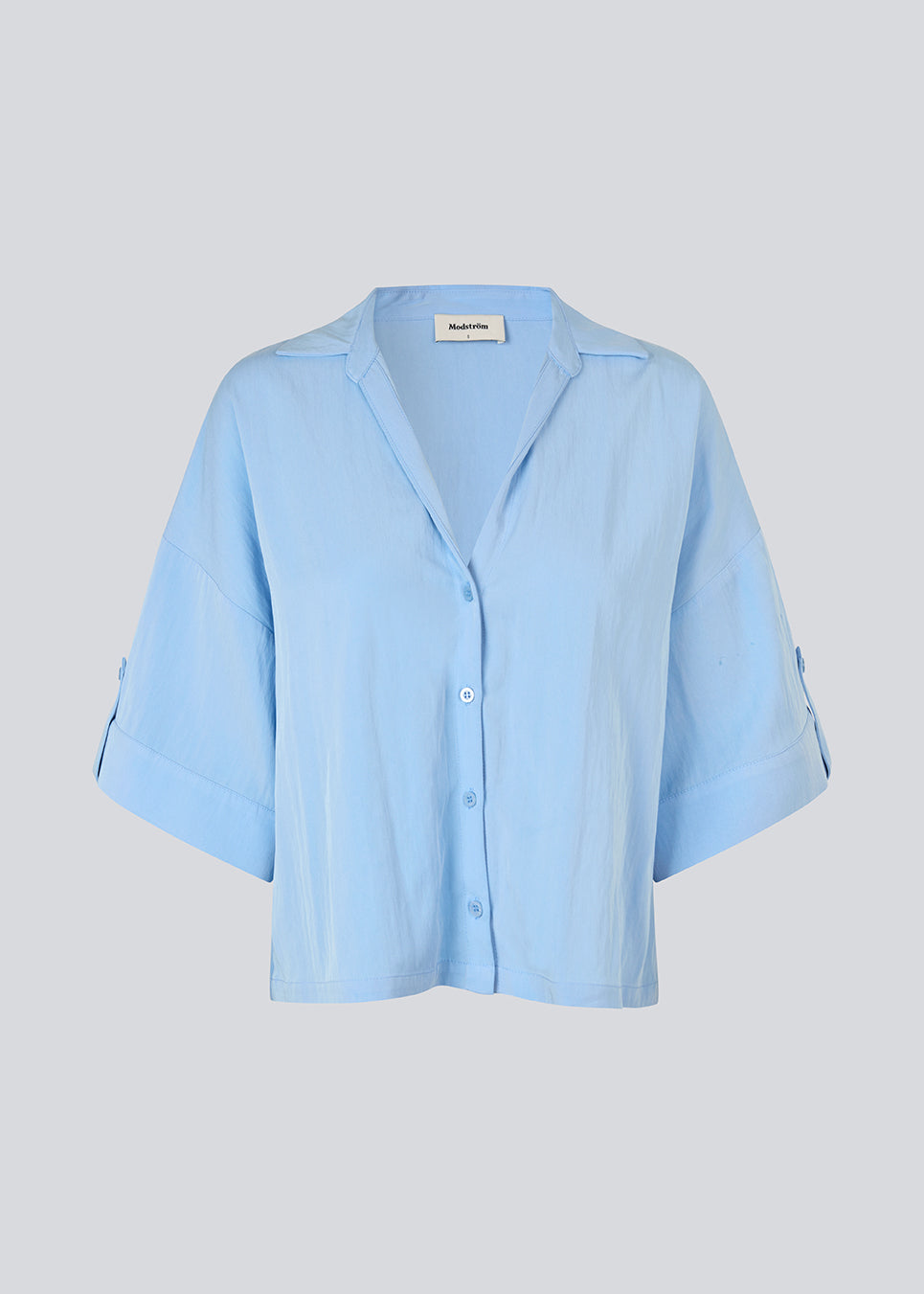 Minimalist shirt in light blue with wide 3/4 sleeves. The UddinMD Shirt features a loose and comfortable fit, a classic shirt collar, a feminine V-neckline, and button closure. Modellen er 175 cm og har en str. S/36 på.

Material:
27% Polyamide
73% Viscose