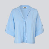 Minimalist shirt in light blue with wide 3/4 sleeves. The UddinMD Shirt features a loose and comfortable fit, a classic shirt collar, a feminine V-neckline, and button closure. Modellen er 175 cm og har en str. S/36 på.

Material:
27% Polyamide
73% Viscose