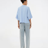 Minimalist shirt in light blue with wide 3/4 sleeves. The UddinMD Shirt features a loose and comfortable fit, a classic shirt collar, a feminine V-neckline, and button closure. Modellen er 175 cm og har en str. S/36 på.

Material:
27% Polyamide
73% Viscose