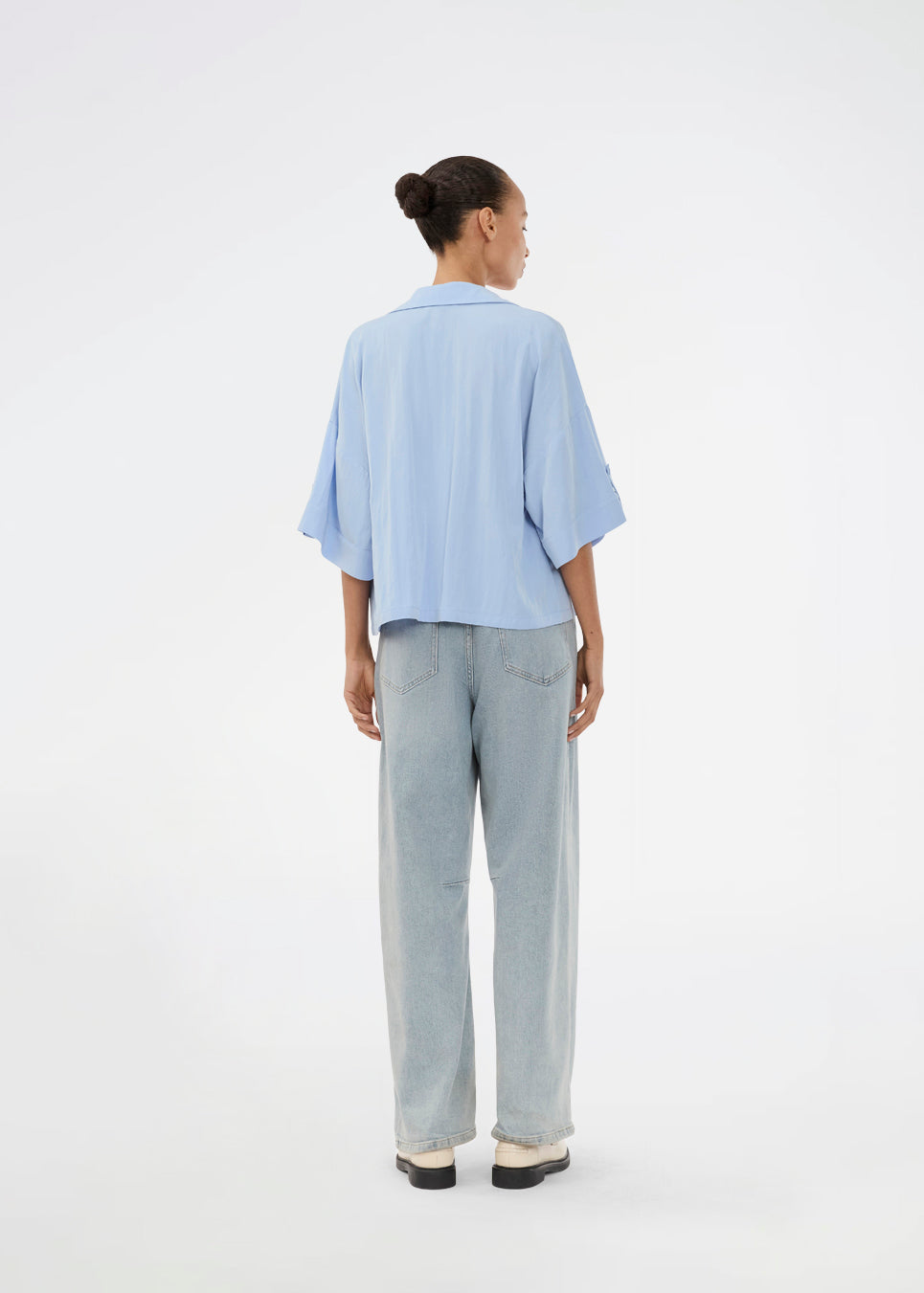 Minimalist shirt in light blue with wide 3/4 sleeves. The UddinMD Shirt features a loose and comfortable fit, a classic shirt collar, a feminine V-neckline, and button closure. Modellen er 175 cm og har en str. S/36 på.

Material:
27% Polyamide
73% Viscose