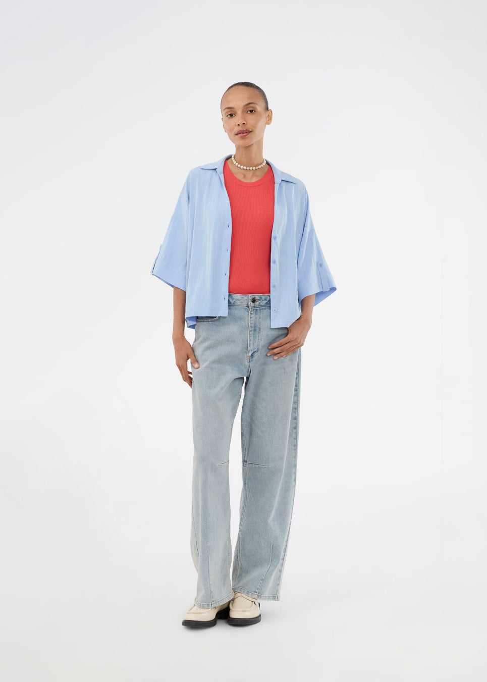 Minimalist shirt in light blue with wide 3/4 sleeves. The UddinMD Shirt features a loose and comfortable fit, a classic shirt collar, a feminine V-neckline, and button closure. Modellen er 175 cm og har en str. S/36 på.

Material:
27% Polyamide
73% Viscose