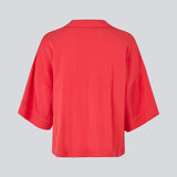 Minimalist shirt in red with wide 3/4 sleeves. The UddinMD Shirt features a loose and comfortable fit, a classic shirt collar, a feminine V-neckline, and button closure. The model is 175 cm and wears a size S/36.

Material:
27% Polyamide
73% Viscose