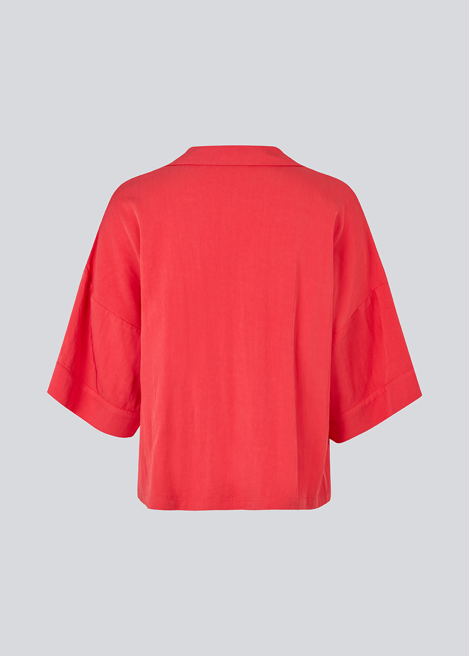 Minimalist shirt in red with wide 3/4 sleeves. The UddinMD Shirt features a loose and comfortable fit, a classic shirt collar, a feminine V-neckline, and button closure. The model is 175 cm and wears a size S/36.

Material:
27% Polyamide
73% Viscose