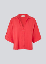 Minimalist shirt in red with wide 3/4 sleeves. The UddinMD Shirt features a loose and comfortable fit, a classic shirt collar, a feminine V-neckline, and button closure. The model is 175 cm and wears a size S/36.

Material:
27% Polyamide
73% Viscose