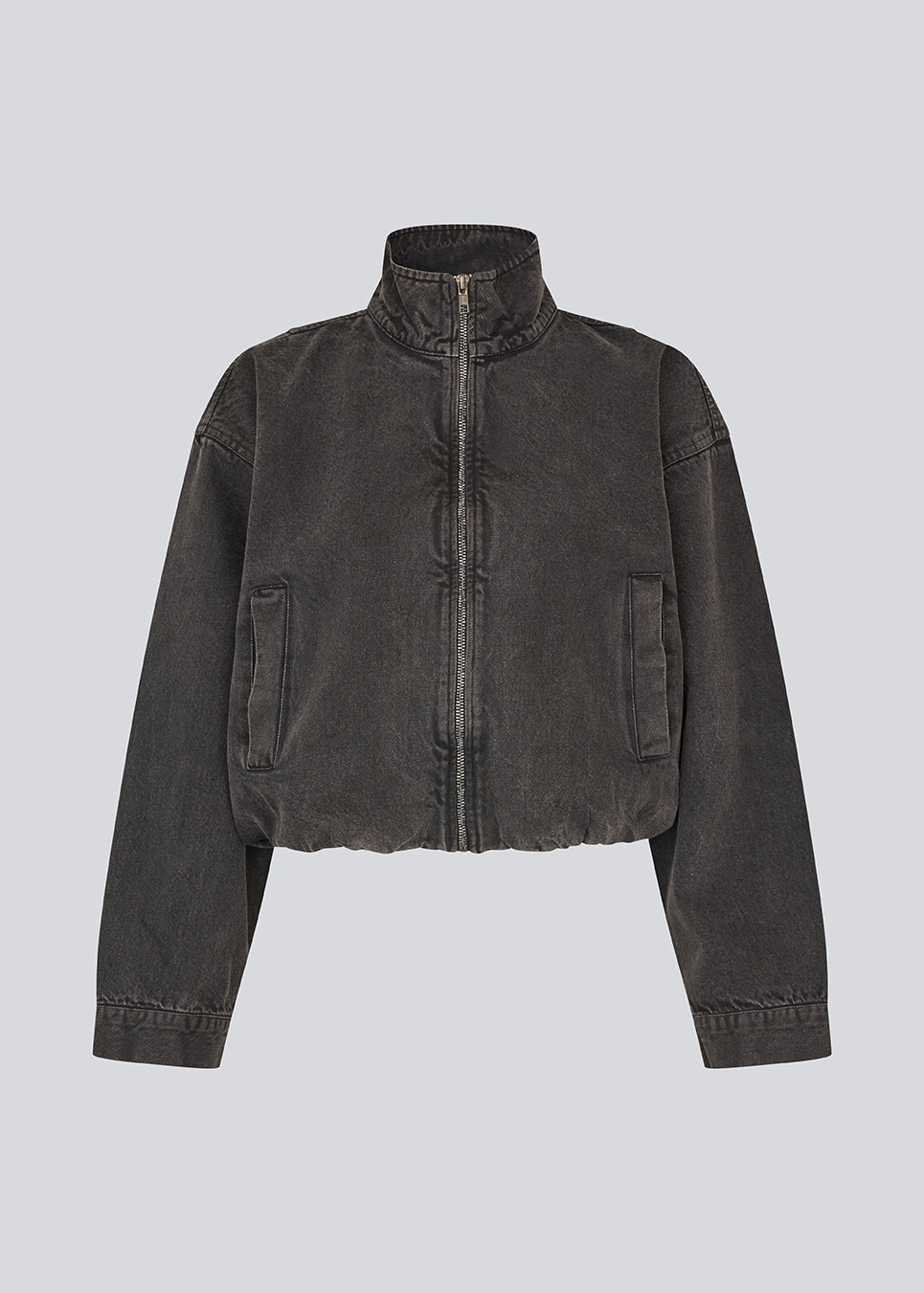 High-neck denim jacket with zipper in black. The UdolineMD Jacket features a cool washed denim look with long sleeves, practical side pockets, and an elasticated waist that creates a modern and relaxed expression