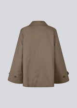 Short jacket in brown with trench coat inspiration. The Umamd Jacket features a shirt collar, button closure, side pockets, and an adjustable elastic hem – a modern take on a classic silhouette.

Material:
97% Cotton
3% Elastane

Lining:
100% Polyester