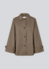 Short jacket in brown with trench coat inspiration. The Umamd Jacket features a shirt collar, button closure, side pockets, and an adjustable elastic hem – a modern take on a classic silhouette.

Material:
97% Cotton
3% Elastane

Lining:
100% Polyester