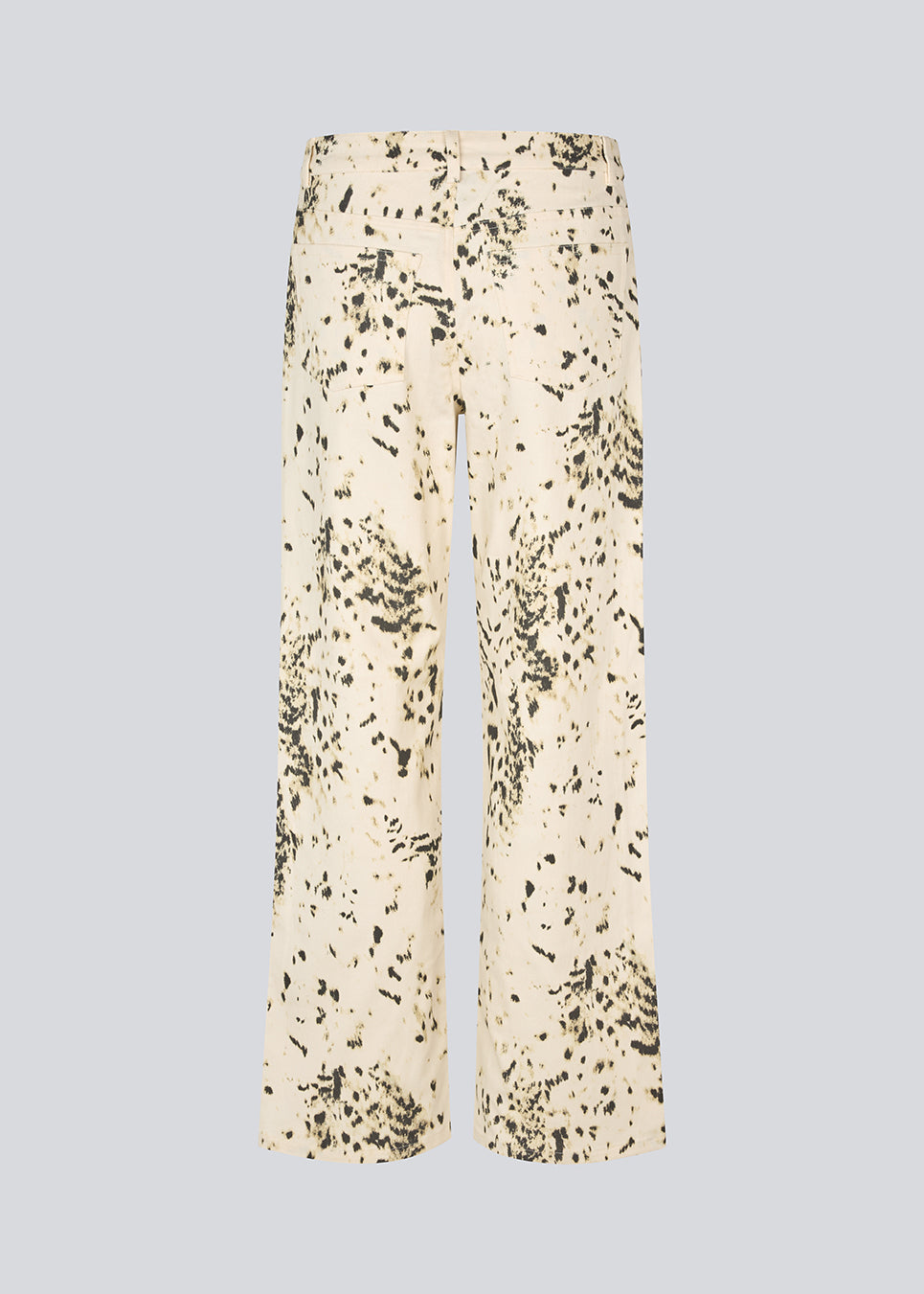 Printed jeans in soft cotton denim. The UlianaMD Jeans feature straight legs, a concealed zip fastening, and front and back pockets – a modern twist on a classic. The model is 175 cm and wears a size S/36.

Style the pants with the matching shirt : ulianamd shirt

Material:
97% Cotton
3% Elastane