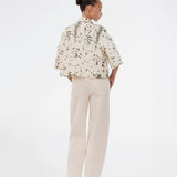 Short-sleeved denim shirt with print. The UlianaMD Shirt features a loose fit, button closure, and classic shirt collar – a modern and relaxed must-have. The model is 175 cm and wears a size S/36.

Style the shirt with matching pants: Ulianamd pants


Material:
97% Cotton
3% Elastane

Lining:
100% Cotton