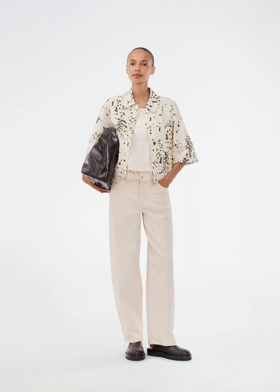 Short-sleeved denim shirt with print. The UlianaMD Shirt features a loose fit, button closure, and classic shirt collar – a modern and relaxed must-have. The model is 175 cm and wears a size S/36.

Style the shirt with matching pants: Ulianamd pants


Material:
97% Cotton
3% Elastane

Lining:
100% Cotton
