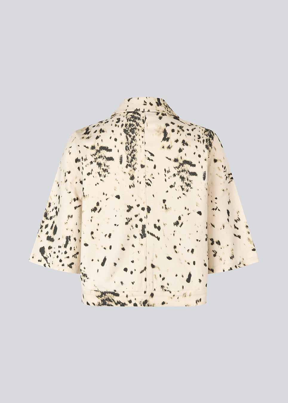 Short-sleeved denim shirt with print. The UlianaMD Shirt features a loose fit, button closure, and classic shirt collar – a modern and relaxed must-have. The model is 175 cm and wears a size S/36.

Style the shirt with matching pants: Ulianamd pants


Material:
97% Cotton
3% Elastane

Lining:
100% Cotton