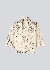 Short-sleeved denim shirt with print. The UlianaMD Shirt features a loose fit, button closure, and classic shirt collar – a modern and relaxed must-have. The model is 175 cm and wears a size S/36.

Style the shirt with matching pants: Ulianamd pants


Material:
97% Cotton
3% Elastane

Lining:
100% Cotton