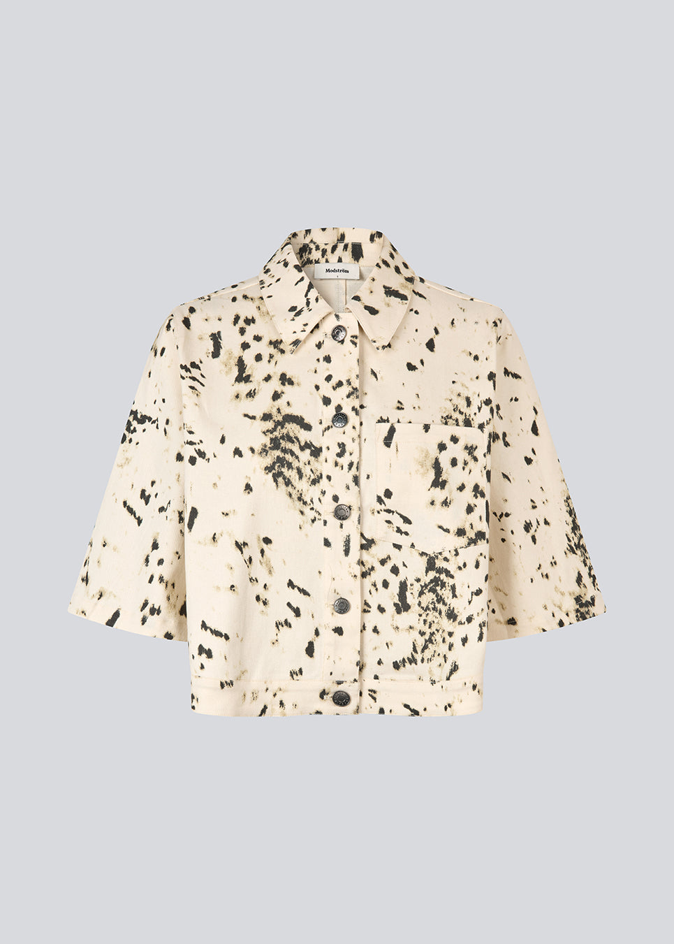 Short-sleeved denim shirt with print. The UlianaMD Shirt features a loose fit, button closure, and classic shirt collar – a modern and relaxed must-have. The model is 175 cm and wears a size S/36.

Style the shirt with matching pants: Ulianamd pants


Material:
97% Cotton
3% Elastane

Lining:
100% Cotton