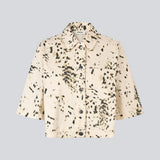 Short-sleeved denim shirt with print. The UlianaMD Shirt features a loose fit, button closure, and classic shirt collar – a modern and relaxed must-have. The model is 175 cm and wears a size S/36.

Style the shirt with matching pants: Ulianamd pants


Material:
97% Cotton
3% Elastane

Lining:
100% Cotton