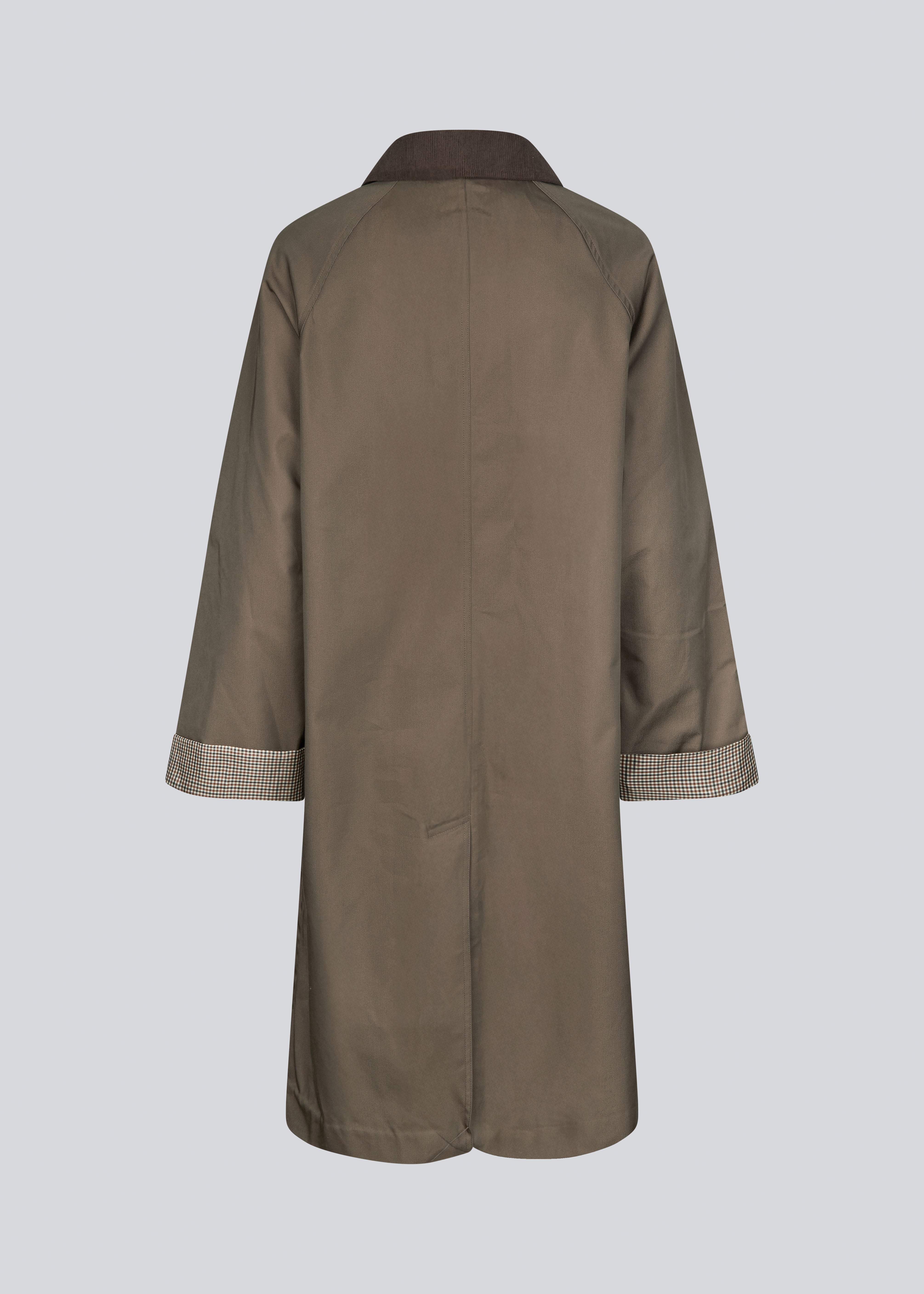 Modern coat with a shirt collar in corduroy and checked sleeve turn-ups. The Ullamd coat is long with wide sleeves, button closure, and spacious pockets.