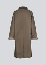 Modern coat with a shirt collar in corduroy and checked sleeve turn-ups. The Ullamd coat is long with wide sleeves, button closure, and spacious pockets.