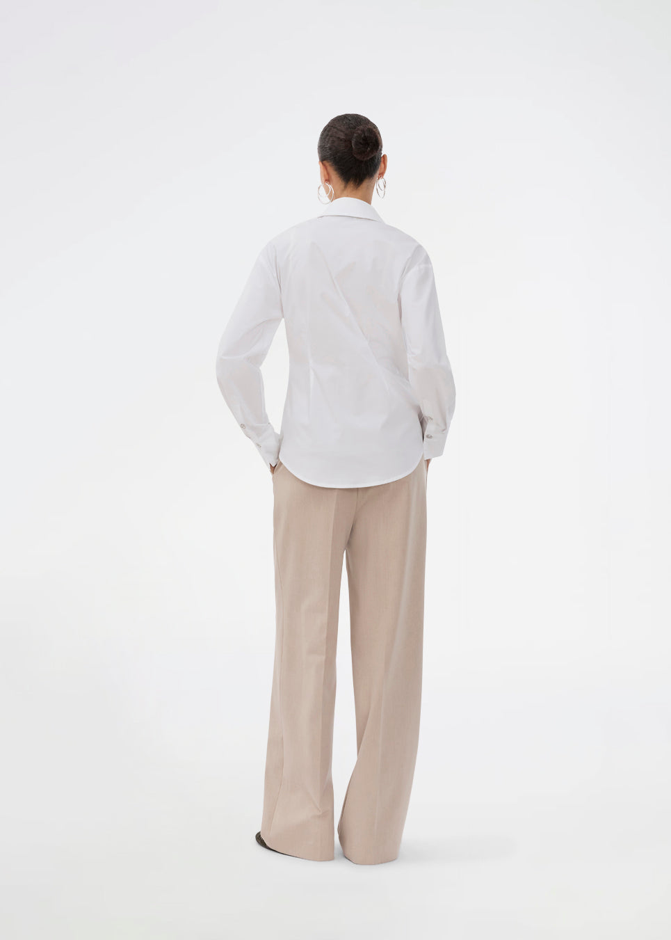 A modern interpretation of the classic shirt in white. The UllisMD Shirt is made from 97% organic cotton and designed with a pointed collar, half button closure, and a feminine, fitted silhouette that creates an elegant and sophisticated look. The model is 175 cm and wears a size S/36.

Material:
97% Organic Cotton
3% Elastane
