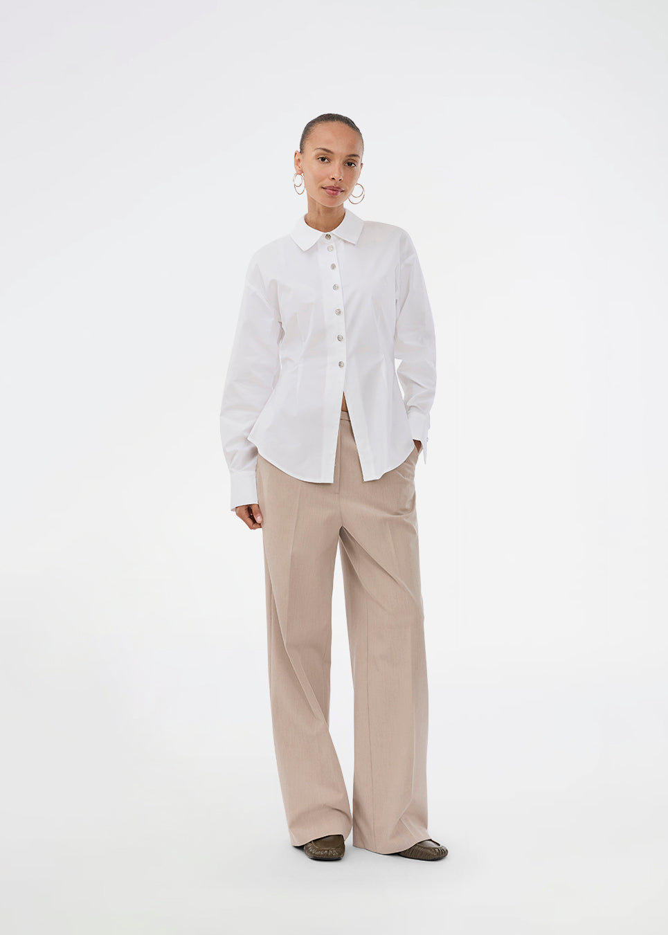 A modern interpretation of the classic shirt in white. The UllisMD Shirt is made from 97% organic cotton and designed with a pointed collar, half button closure, and a feminine, fitted silhouette that creates an elegant and sophisticated look. The model is 175 cm and wears a size S/36.

Material:
97% Organic Cotton
3% Elastane