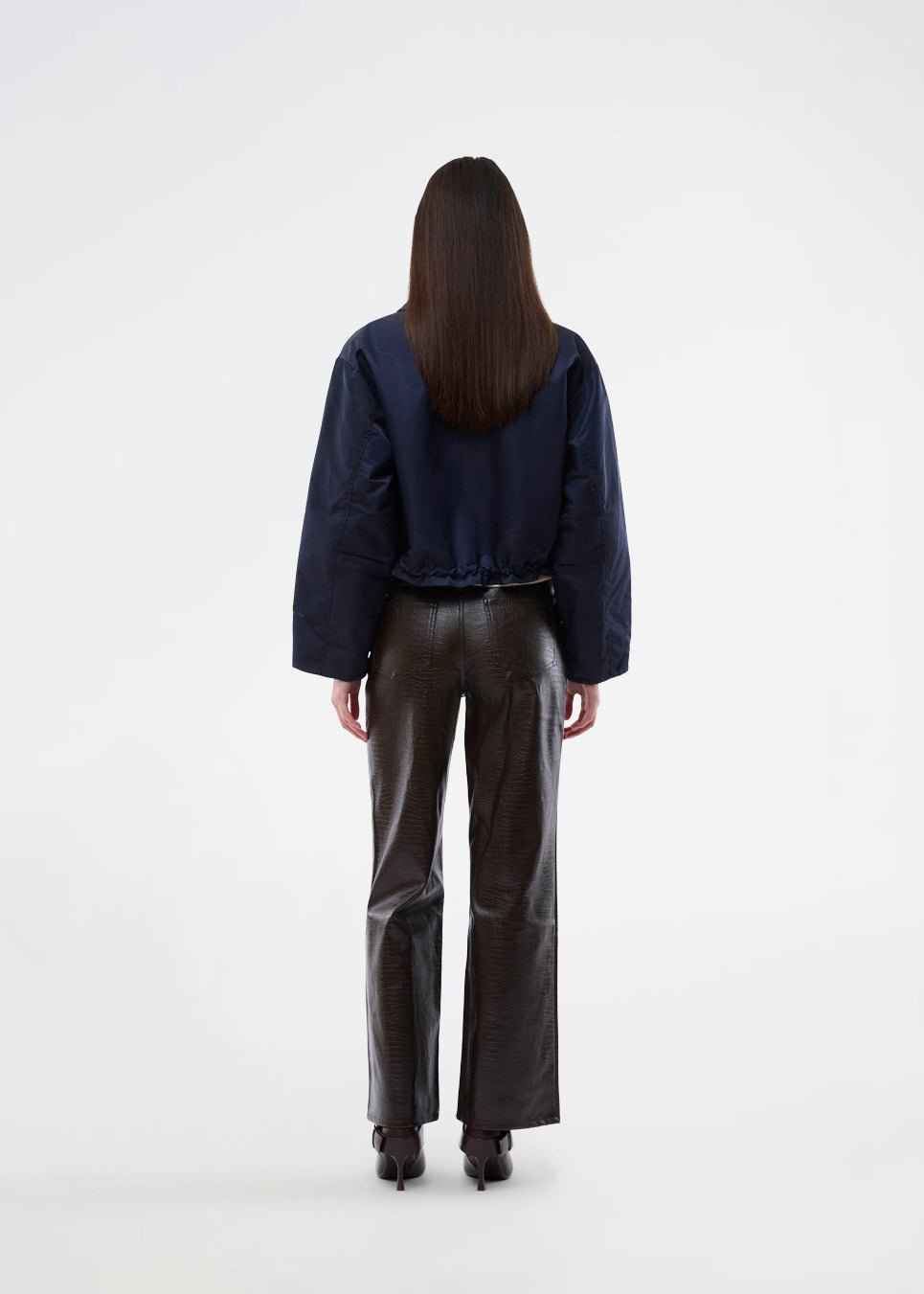 Short jacket in navy with modern and practical details. The Ulrikkemd jacket features a classic collar, large front flap pockets, an adjustable drawstring at the waist, and is crafted from glossy nylon that gives it a sleek and sporty look. The model is 175 cm and wears a size S/36.

Material:
100% Nylon

Lining:
100% Polyester

Filling:
100% Polyester