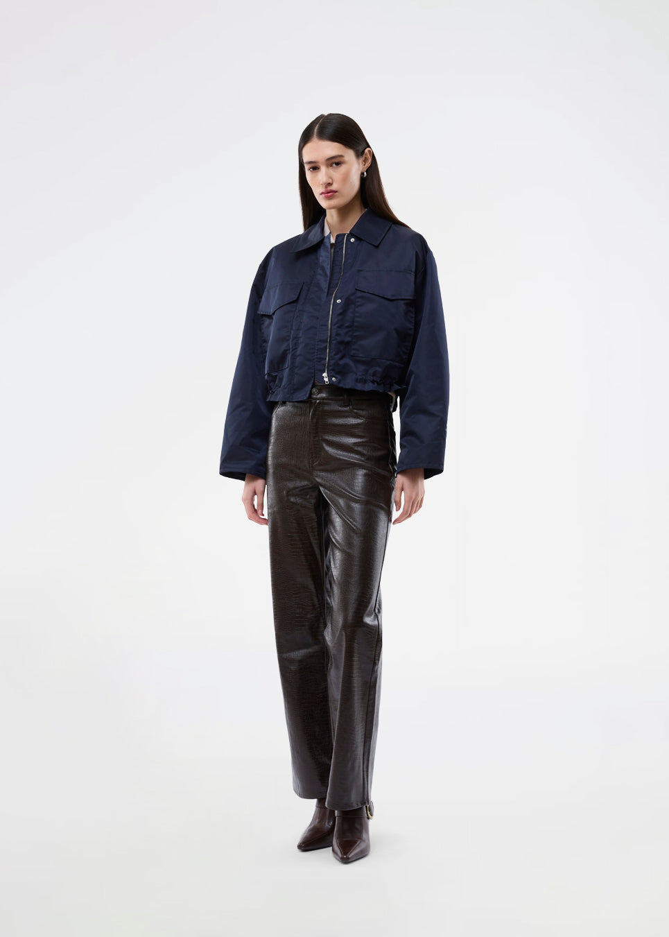 Short jacket in navy with modern and practical details. The Ulrikkemd jacket features a classic collar, large front flap pockets, an adjustable drawstring at the waist, and is crafted from glossy nylon that gives it a sleek and sporty look. The model is 175 cm and wears a size S/36.

Material:
100% Nylon

Lining:
100% Polyester

Filling:
100% Polyester