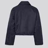 Short jacket in navy with modern and practical details. The Ulrikkemd jacket features a classic collar, large front flap pockets, an adjustable drawstring at the waist, and is crafted from glossy nylon that gives it a sleek and sporty look. The model is 175 cm and wears a size S/36.

Material:
100% Nylon

Lining:
100% Polyester

Filling:
100% Polyester