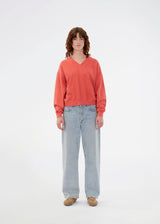 Feminine sweatshirt in red with a V-neckline. The UltraMD Sweat is made from 100% organic cotton and features balloon sleeves and delicate ribbed trims. A modern and relaxed style, perfect for an effortless everyday outfit. The model is 175 cm and wears a size S/36.

Material:
100% Organic Cotton