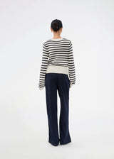Classic striped sweater in navy and cream. The UlvaMD Stripe O-neck is made from 100% organic cotton and features a round neckline, ribbed trims, and a soft, comfortable fit. A timeless choice for a relaxed and refined everyday look. The model is 175 cm and wears a size S/36.

Material:
100% Organic Cotton