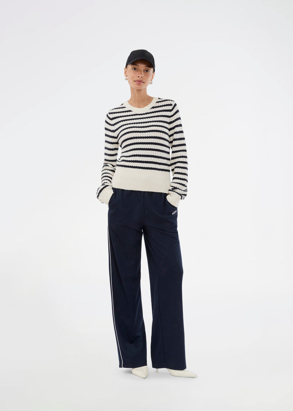 Classic striped sweater in navy and cream. The UlvaMD Stripe O-neck is made from 100% organic cotton and features a round neckline, ribbed trims, and a soft, comfortable fit. A timeless choice for a relaxed and refined everyday look. The model is 175 cm and wears a size S/36.

Material:
100% Organic Cotton