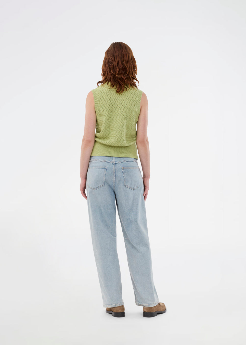 Knitted sleeveless top in green made from 100% organic cotton. The UlvaMD Top is crafted in a beautiful herringbone knit with a wide ribbed hem and trim. The contrast buttons and round neckline give the top a refined and feminine look. The model is 175 cm and wears a size S/36.


Material:
100% Organic Cotton