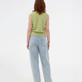 Knitted sleeveless top in green made from 100% organic cotton. The UlvaMD Top is crafted in a beautiful herringbone knit with a wide ribbed hem and trim. The contrast buttons and round neckline give the top a refined and feminine look. The model is 175 cm and wears a size S/36.


Material:
100% Organic Cotton