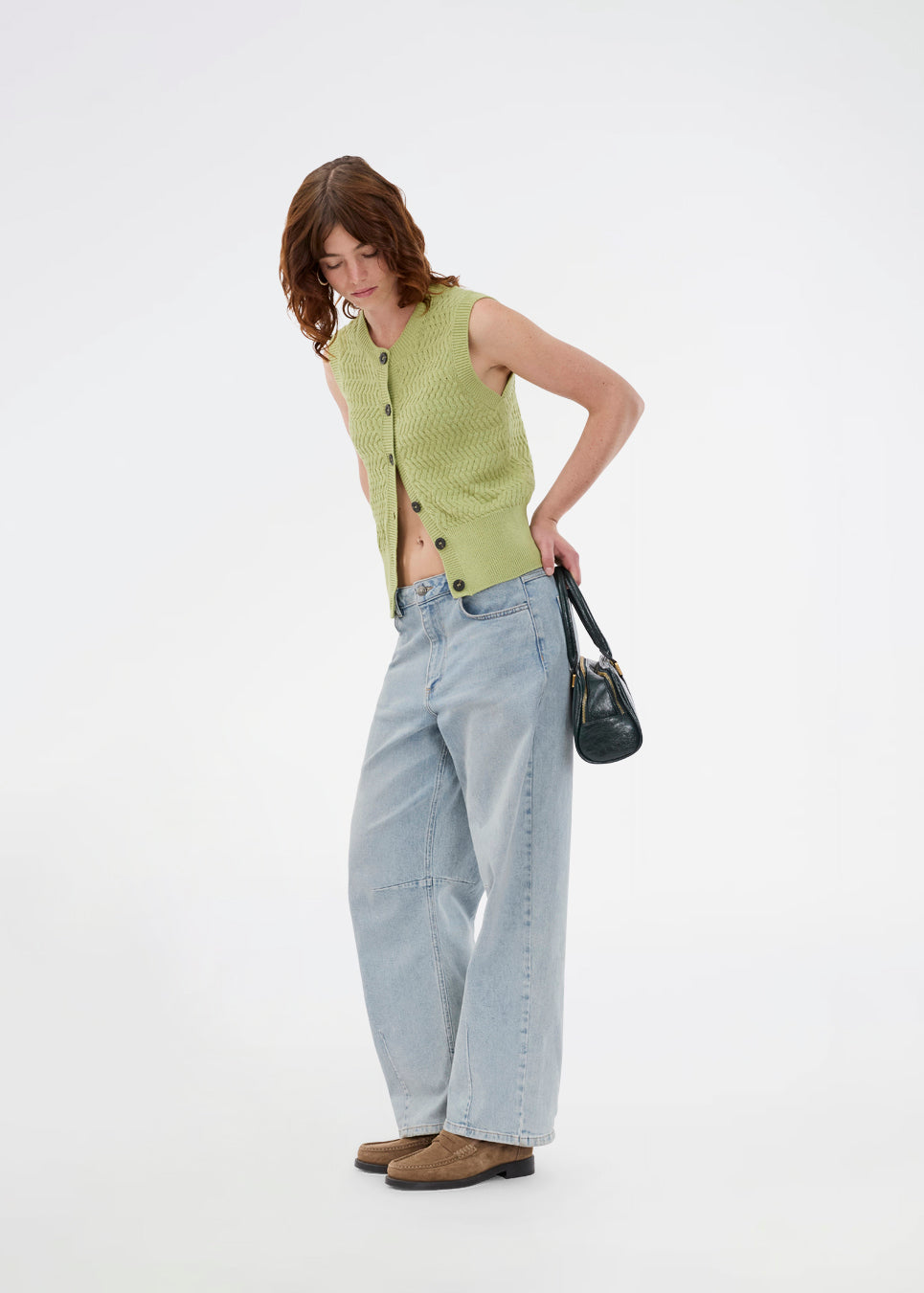Knitted sleeveless top in green made from 100% organic cotton. The UlvaMD Top is crafted in a beautiful herringbone knit with a wide ribbed hem and trim. The contrast buttons and round neckline give the top a refined and feminine look. The model is 175 cm and wears a size S/36.


Material:
100% Organic Cotton