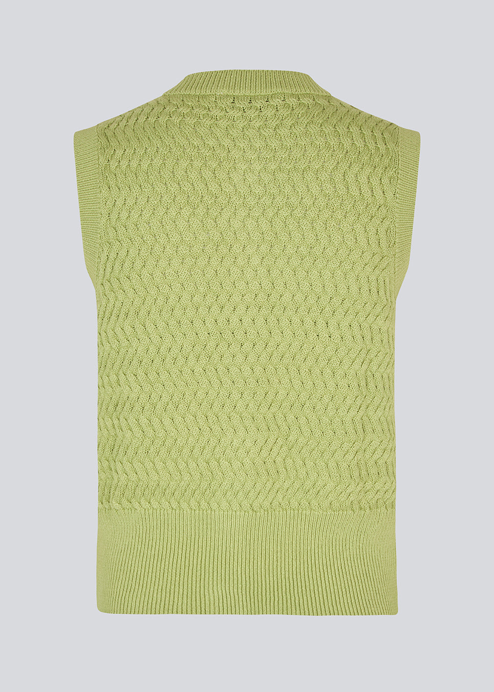 Knitted sleeveless top in green made from 100% organic cotton. The UlvaMD Top is crafted in a beautiful herringbone knit with a wide ribbed hem and trim. The contrast buttons and round neckline give the top a refined and feminine look. The model is 175 cm and wears a size S/36.


Material:
100% Organic Cotton