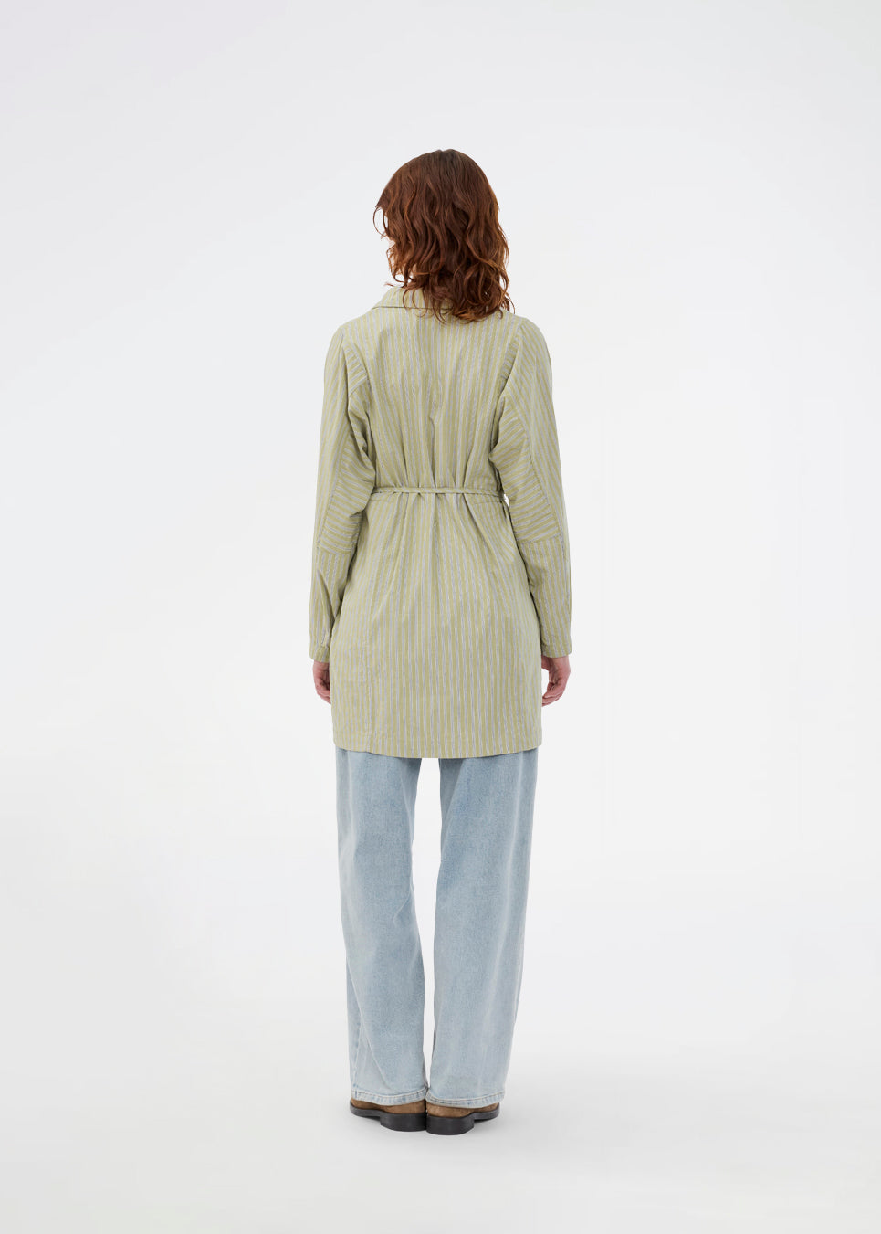 Striped shirt dress in green with a tie belt at the waist. The UkekoMD Dress features classic details such as button closure, collar, and long sleeves, giving it a timeless and elegant look. The dress can be styled with bare legs or layered over jeans for a modern everyday outfit. The model is 175 cm and wears a size S/36.


Material:
73% Cotton
27% Polyester