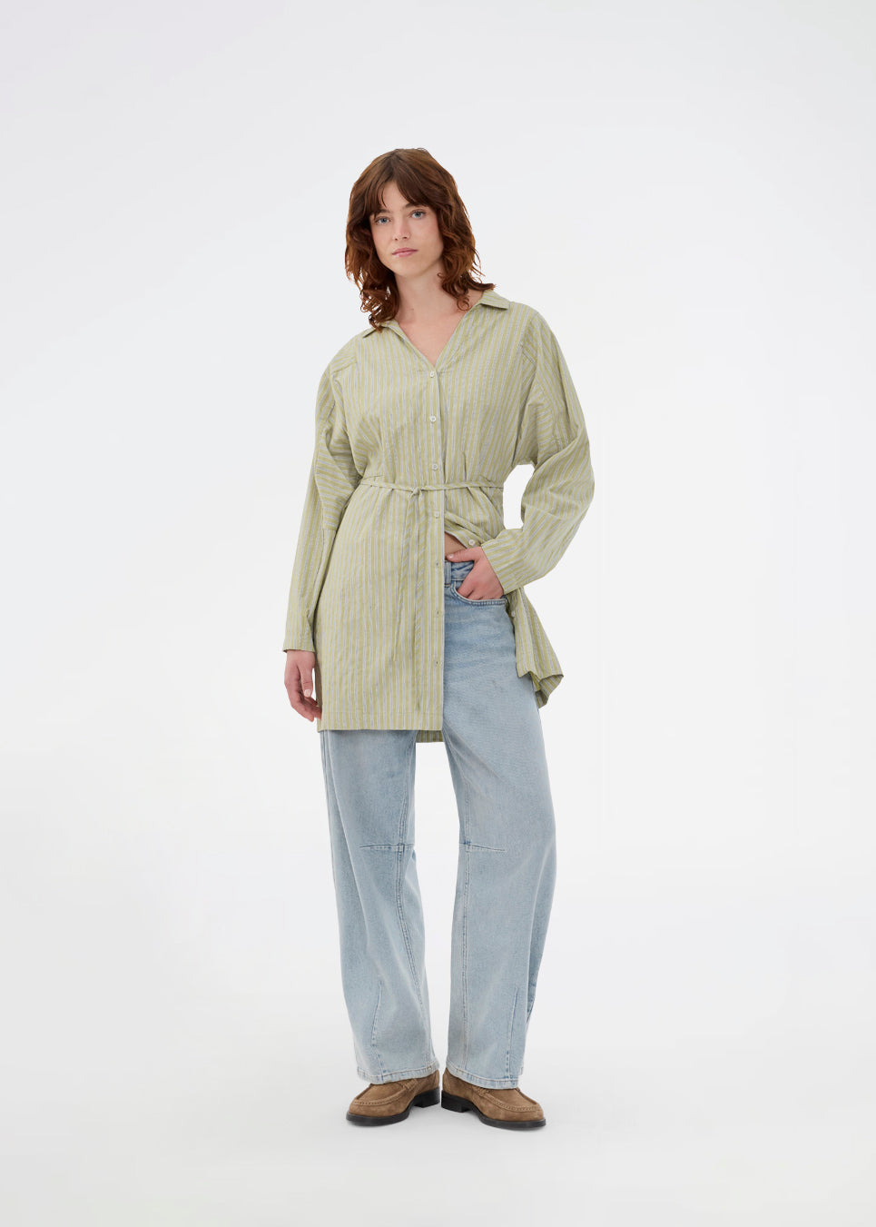 Striped shirt dress in green with a tie belt at the waist. The UkekoMD Dress features classic details such as button closure, collar, and long sleeves, giving it a timeless and elegant look. The dress can be styled with bare legs or layered over jeans for a modern everyday outfit. The model is 175 cm and wears a size S/36.


Material:
73% Cotton
27% Polyester
