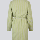 Striped shirt dress in green with a tie belt at the waist. The UkekoMD Dress features classic details such as button closure, collar, and long sleeves, giving it a timeless and elegant look. The dress can be styled with bare legs or layered over jeans for a modern everyday outfit. The model is 175 cm and wears a size S/36.


Material:
73% Cotton
27% Polyester