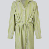 Striped shirt dress in green with a tie belt at the waist. The UkekoMD Dress features classic details such as button closure, collar, and long sleeves, giving it a timeless and elegant look. The dress can be styled with bare legs or layered over jeans for a modern everyday outfit. The model is 175 cm and wears a size S/36.


Material:
73% Cotton
27% Polyester