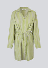Striped shirt dress in green with a tie belt at the waist. The UkekoMD Dress features classic details such as button closure, collar, and long sleeves, giving it a timeless and elegant look. The dress can be styled with bare legs or layered over jeans for a modern everyday outfit. The model is 175 cm and wears a size S/36.


Material:
73% Cotton
27% Polyester