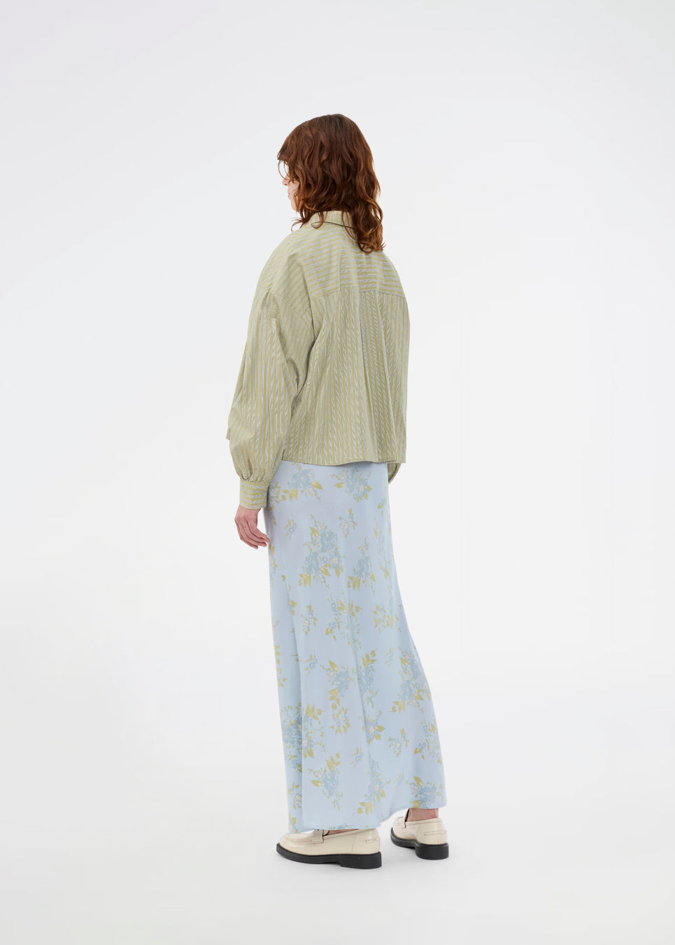 Striped shirt in green with balloon sleeves and feminine details. The UmekoMD Shirt features chest pockets, a classic collar, and button closure – an updated take on the timeless shirt. The model is 175 cm and wears a size S/36.

Material:
73% Cotton
27% Polyester