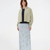 Striped shirt in green with balloon sleeves and feminine details. The UmekoMD Shirt features chest pockets, a classic collar, and button closure – an updated take on the timeless shirt. The model is 175 cm and wears a size S/36.

Material:
73% Cotton
27% Polyester
