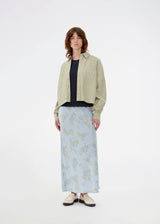 Striped shirt in green with balloon sleeves and feminine details. The UmekoMD Shirt features chest pockets, a classic collar, and button closure – an updated take on the timeless shirt. The model is 175 cm and wears a size S/36.

Material:
73% Cotton
27% Polyester