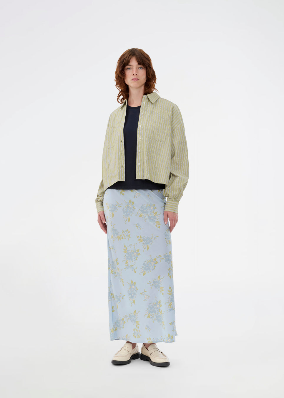 Striped shirt in green with balloon sleeves and feminine details. The UmekoMD Shirt features chest pockets, a classic collar, and button closure – an updated take on the timeless shirt. The model is 175 cm and wears a size S/36.

Material:
73% Cotton
27% Polyester