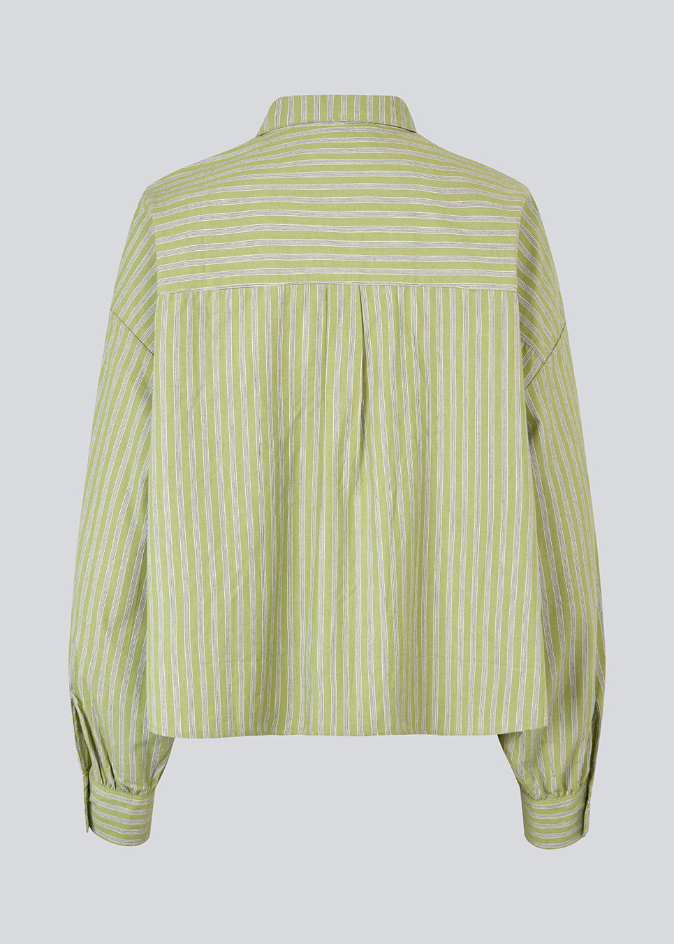 Striped shirt in green with balloon sleeves and feminine details. The UmekoMD Shirt features chest pockets, a classic collar, and button closure – an updated take on the timeless shirt. The model is 175 cm and wears a size S/36.

Material:
73% Cotton
27% Polyester