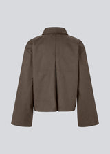 Short jacket in brown with wide sleeves and cool details. The UmutMD Jacket features a sharp shirt collar, side pockets, and a silver zip closure that adds a modern touch.

Material:
61% Cotton
39% Nylon

Lining:
100% Polyester