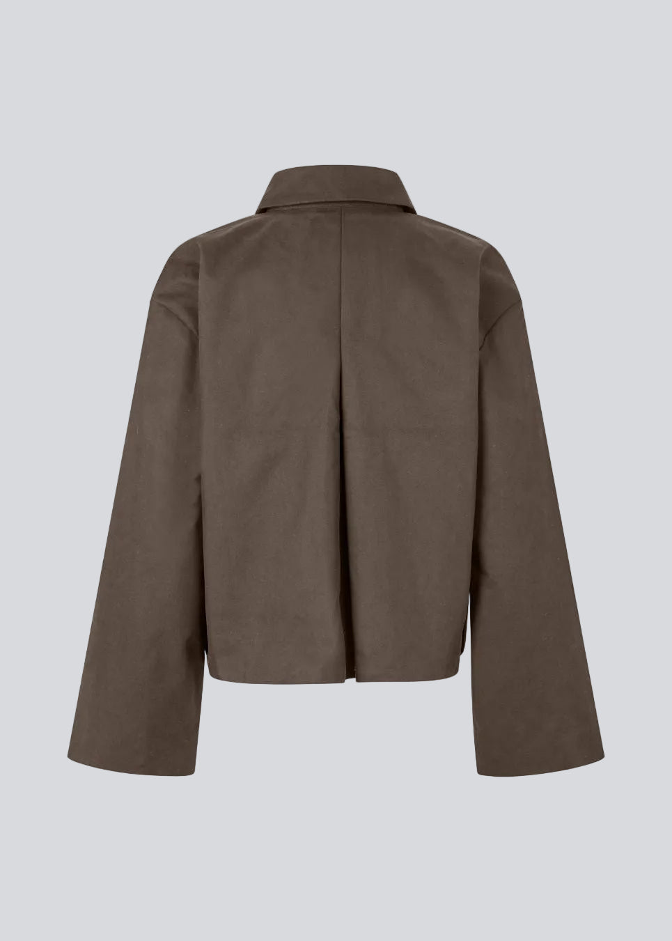 Short jacket in brown with wide sleeves and cool details. The UmutMD Jacket features a sharp shirt collar, side pockets, and a silver zip closure that adds a modern touch.

Material:
61% Cotton
39% Nylon

Lining:
100% Polyester