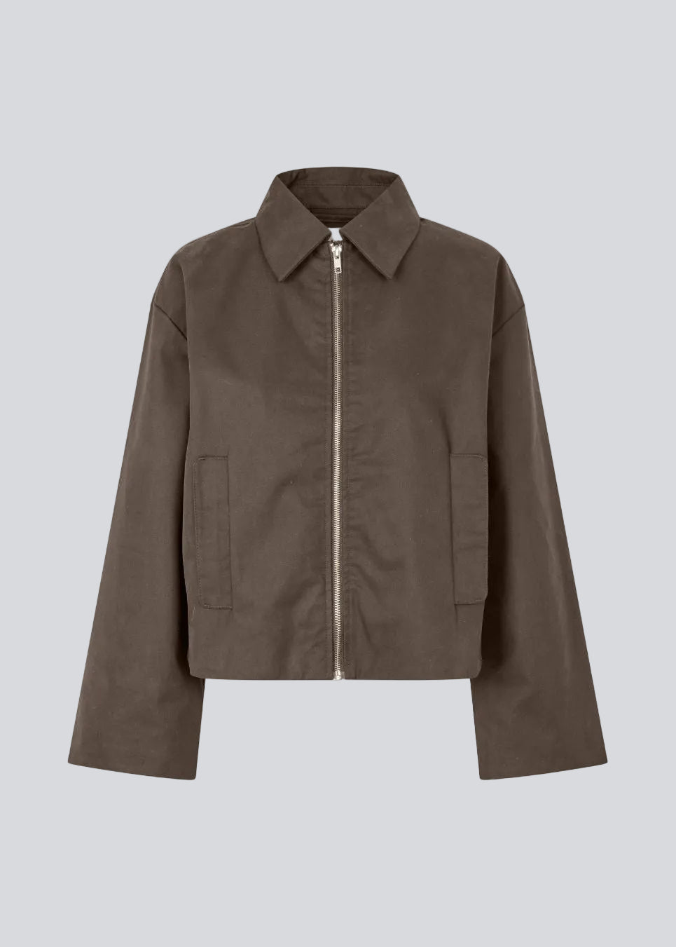 Short jacket in brown with wide sleeves and cool details. The UmutMD Jacket features a sharp shirt collar, side pockets, and a silver zip closure that adds a modern touch.

Material:
61% Cotton
39% Nylon

Lining:
100% Polyester